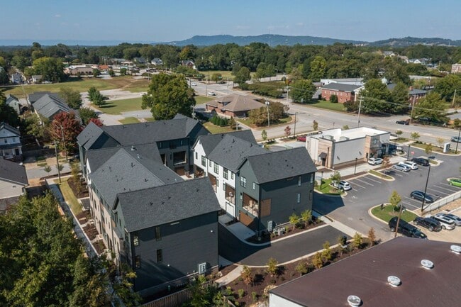 Building Photo - 2 BR 2.5 BA- Downtown Greenville Townhome-...
