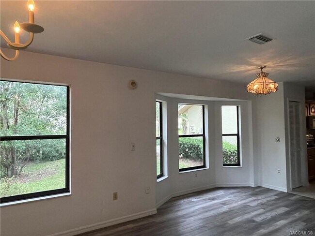 Building Photo - 558 E Jenkins Ct