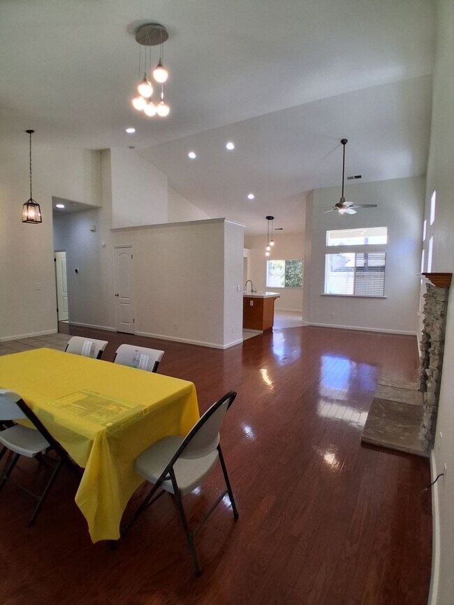 Building Photo - 10374 N Sierra Vista Ave