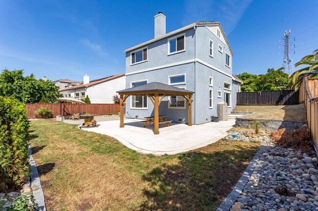 Building Photo - Gorgeous 4 Bedroom with SOLAR in Shadow Lakes!