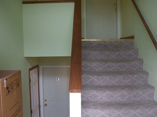 Foyer - 5 N Montague Ave