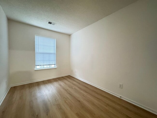 Building Photo - Bright And Cozy 3 Bed 2 Bath Condo In Vibrant Heights On Penderbrook