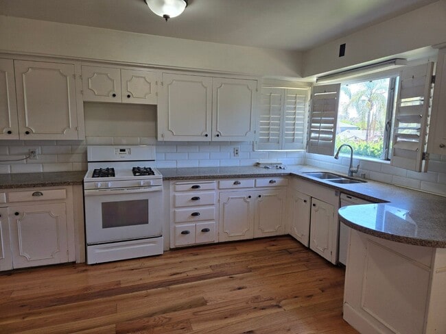 Building Photo - Large home near SDSU available immediately.