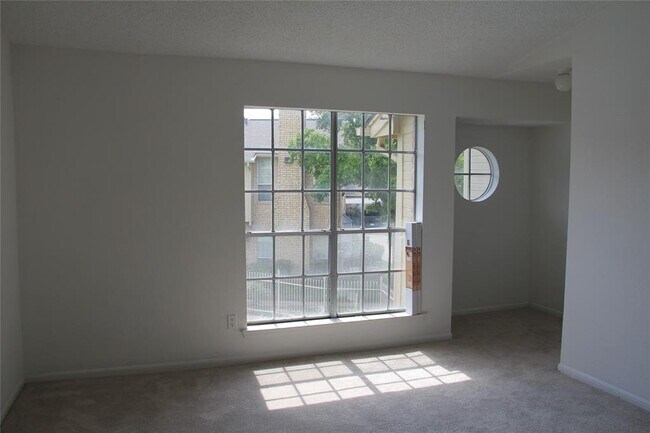 Building Photo - 11201 Lynbrook Dr