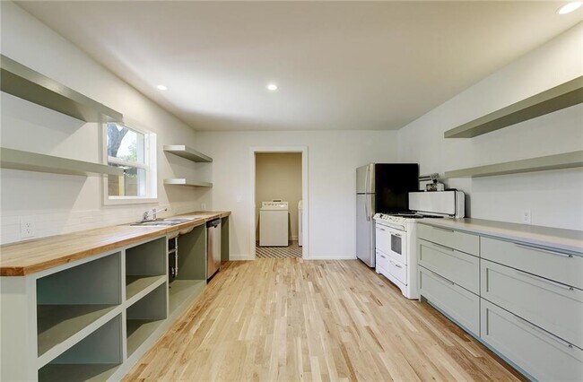 Building Photo - 4804 Menchaca Rd