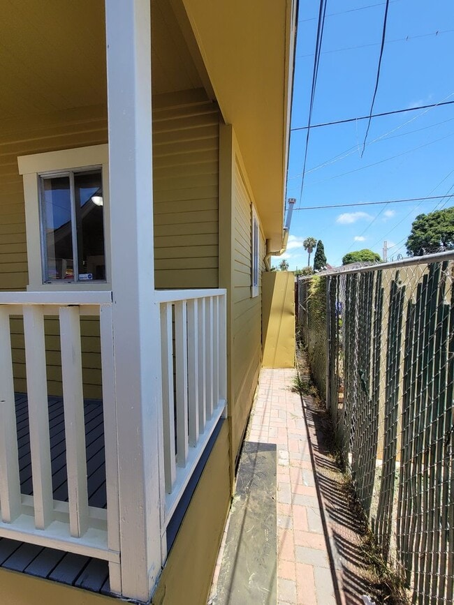 Building Photo - Detached Craftsman Cottage with Courtyard Charm – Low $1,000 Deposit