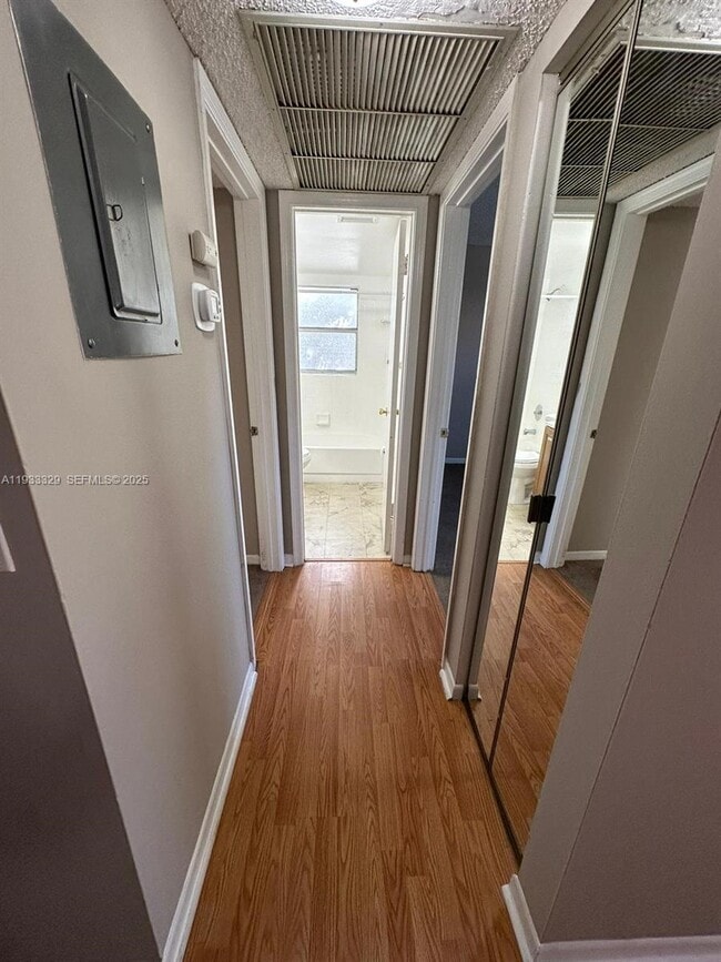 Building Photo - 1016 Twin Lakes Dr