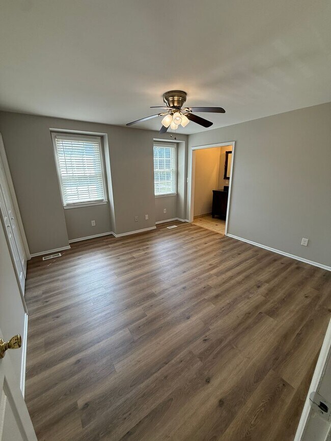 Building Photo - Beautifully updated 3-bedroom townhome in the heart of South Charlotte.