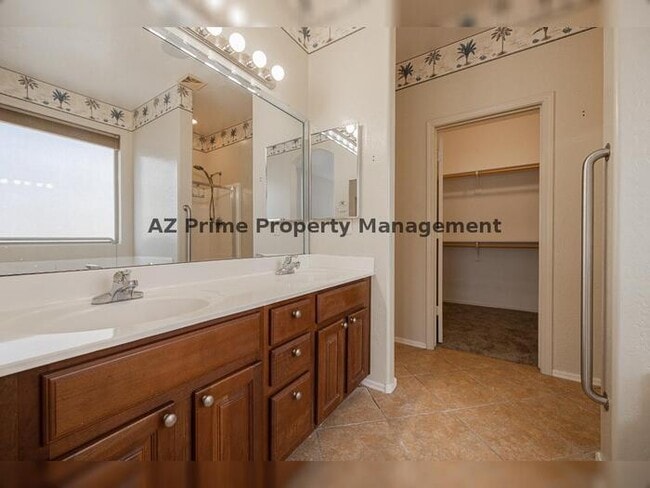 Building Photo - 2419 W Darrow St