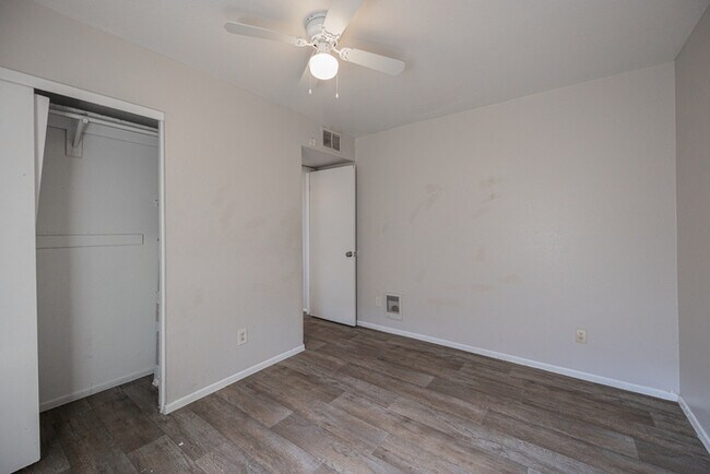 Building Photo - 622 N 30th Pl