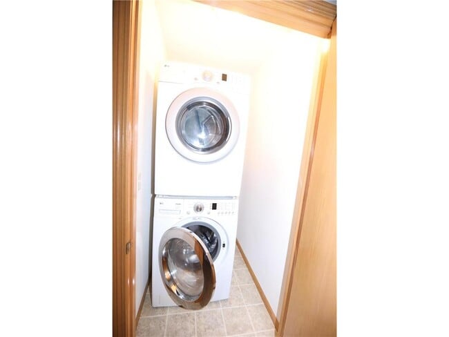 Building Photo - 9476 Talon Ct