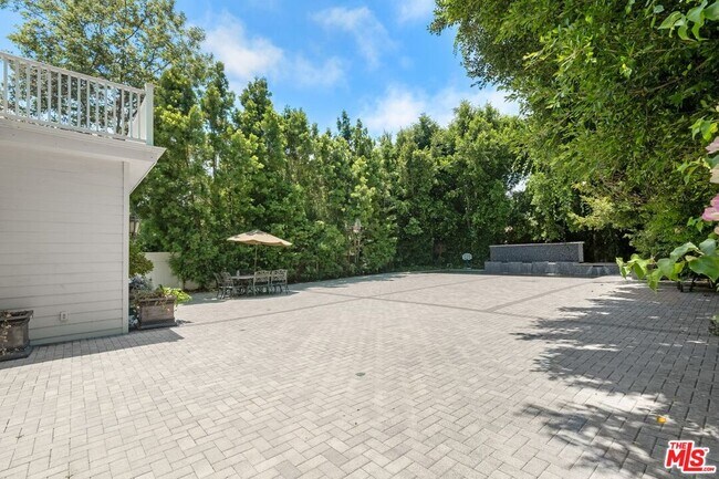Building Photo - 453 S Bentley Ave