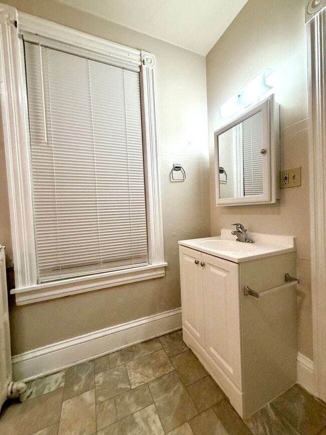 Building Photo - 526 Howard Ave