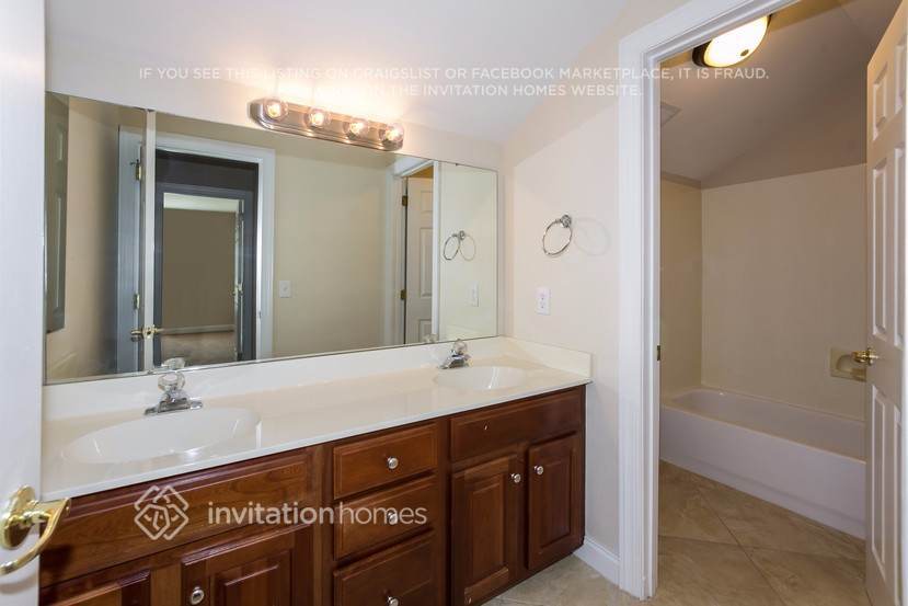 Building Photo - 7000 Weddington Brook Dr