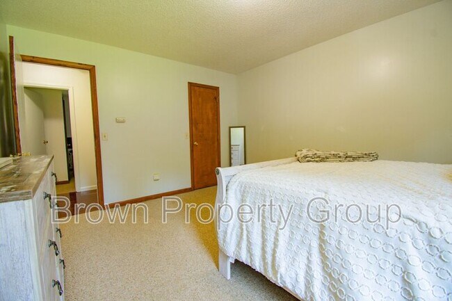 Building Photo - 20 N Hillside Dr