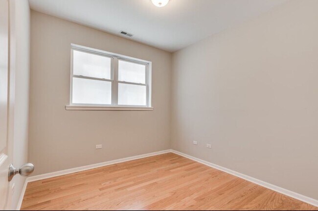 Building Photo - 6617 S Ingleside Ave