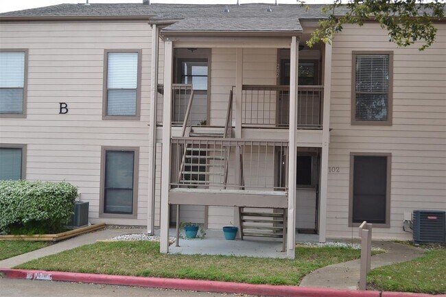 Building Photo - 202 Lakeview Terrace