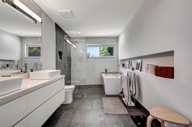 Building Photo - 12895 SW 75th Ave