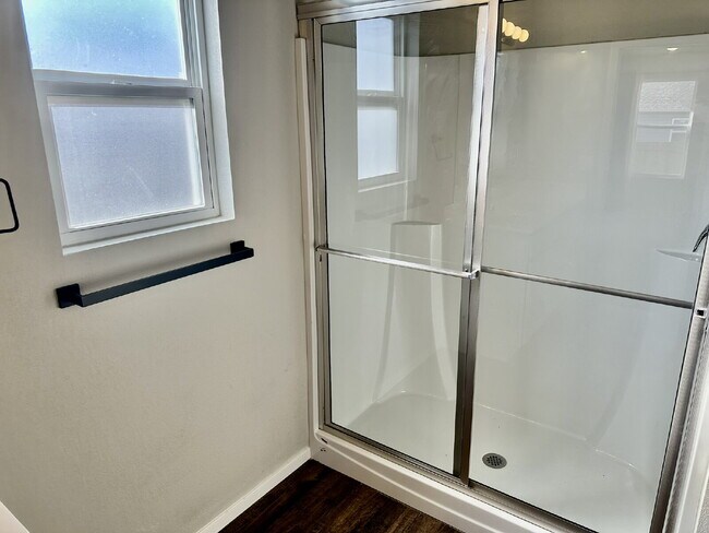 Building Photo - 920 Queen St