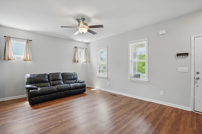 Building Photo - AVAILABLE-GREAT HOME IN THE HEART OF RALEI...
