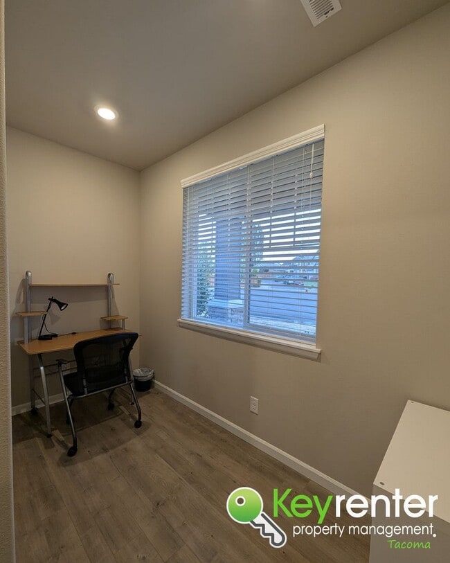 Building Photo - Spacious Northeast Tacoma 3 Bedroom Home for Rent Near Browns Point