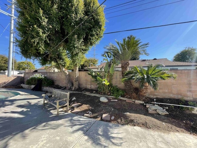 Building Photo - COMPLETELY REMODELED WOODLAND HILLS POOL HOME!