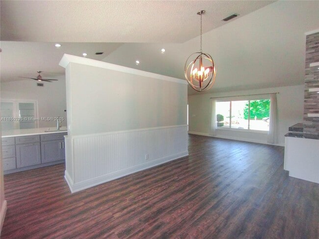 Building Photo - 5780 Sun Pointe Cir