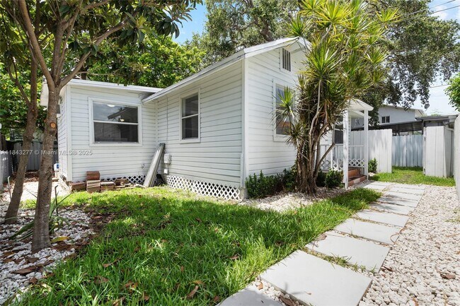 Building Photo - 2946 SW 26th St