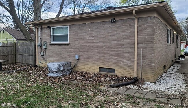 Building Photo - 3 br, 1.5 bath House - 17676 Addison St