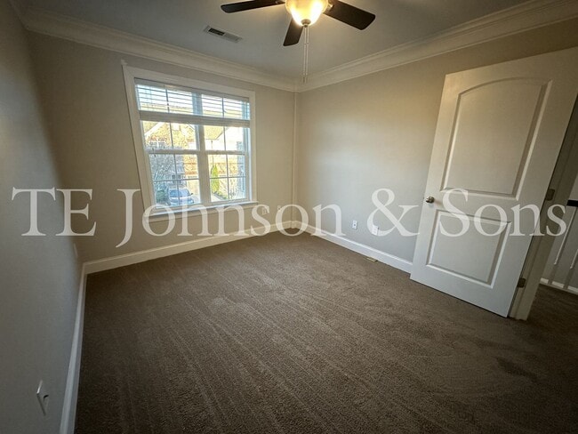 Building Photo - Stunning 3 Bedroom 2.5 Bath in Winston Salem