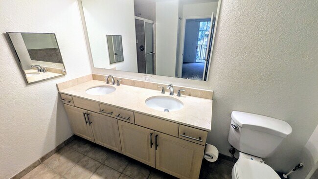 Building Photo - Annual Unfurnished 2/2 Condo in Downtown S...