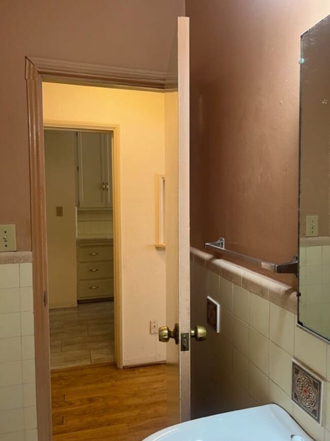 Building Photo - 629-