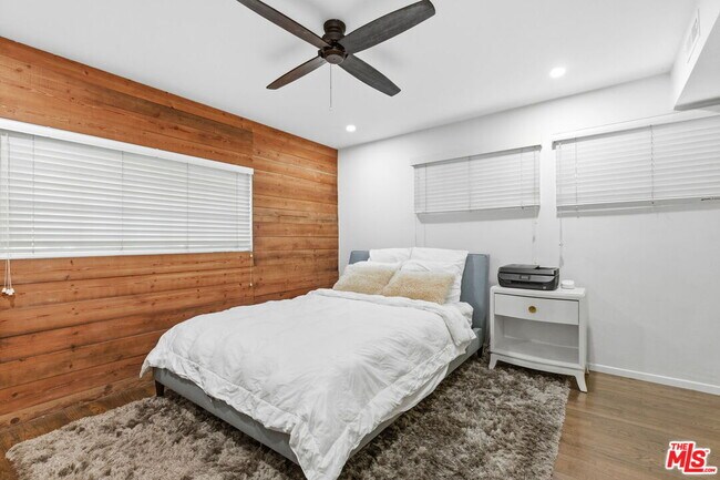 Building Photo - 9820 Yoakum Dr