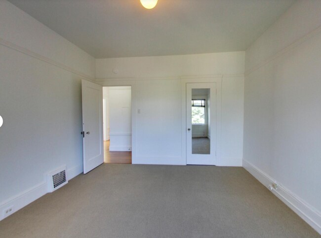 Building Photo - Expansive Top-Floor Richmond Flat | 2BD + Sunroom | Parking Included | Nearly 1,900 Sq. Ft.