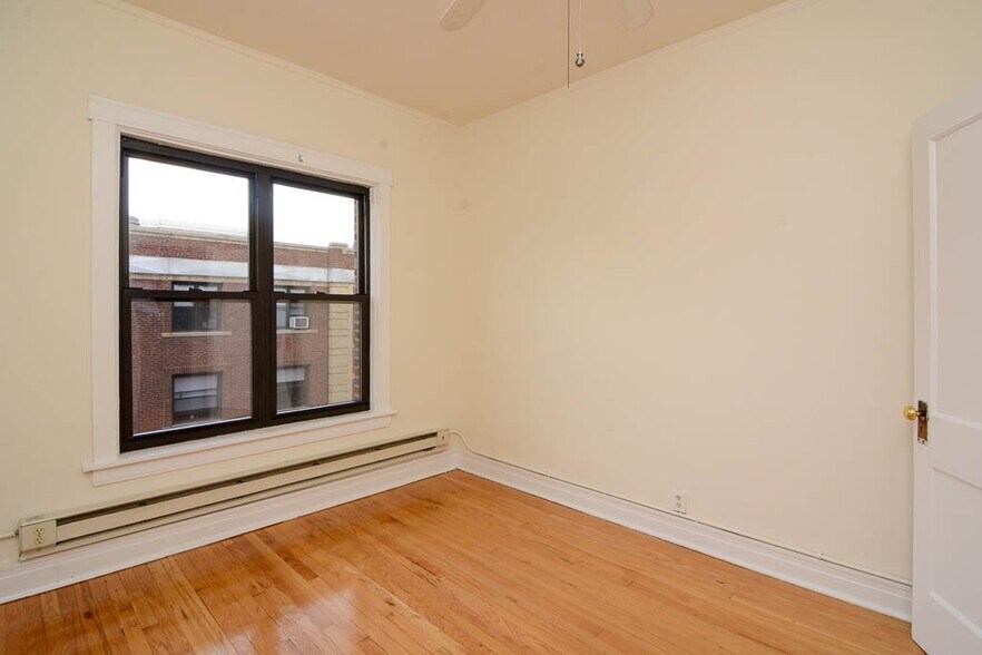 Building Photo - 822 W Waveland Ave