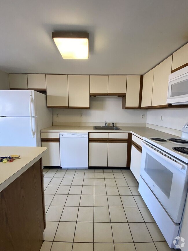 Building Photo - Large one bed, 1.5 baths, garage parking i...