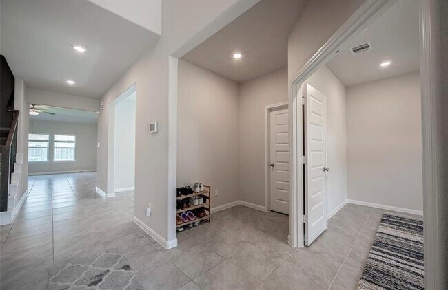 Building Photo - 1123 Vine House Dr