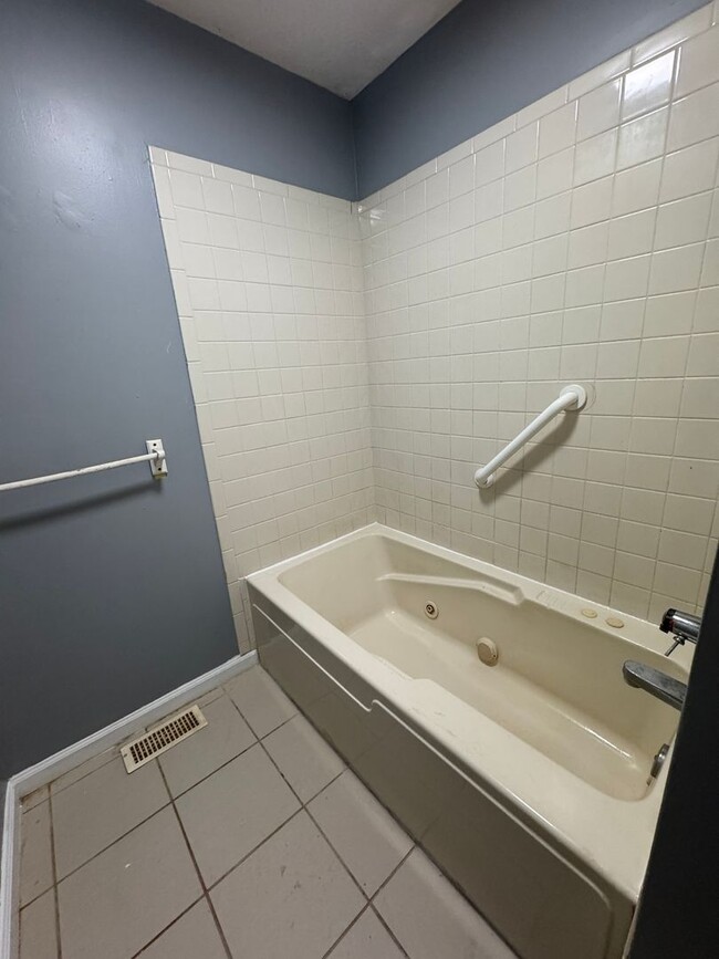 Building Photo - 1049 Mustang Ct