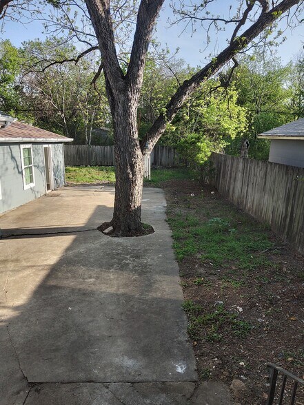 Shared backyard - 1118 Santa Anna