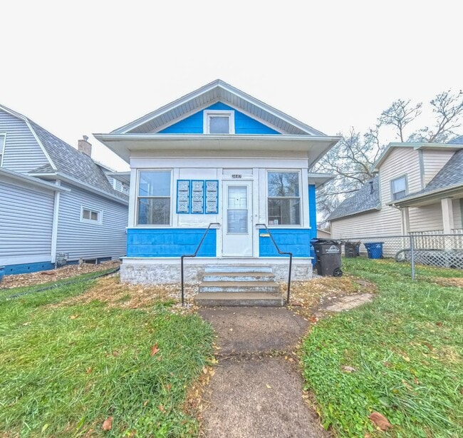 Primary Photo - 2 Bedroom 1 Bathroom Fresh Carpet