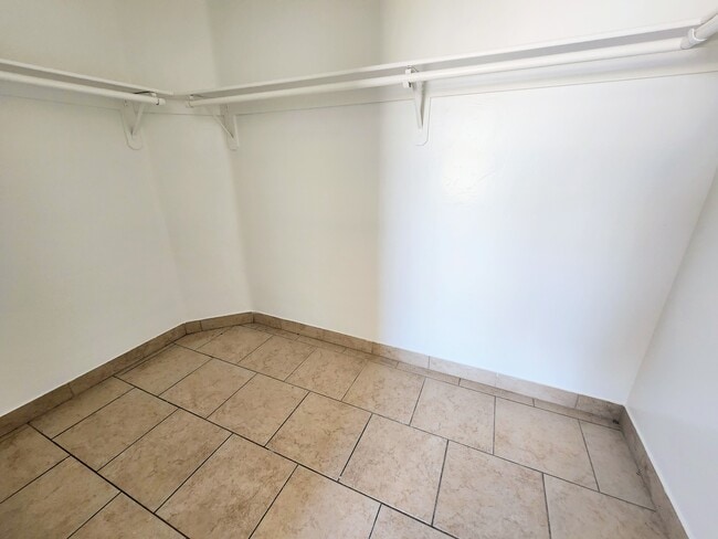 Building Photo - 5983 Avenida Bodega