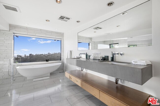 Building Photo - 1735 Summitridge Dr