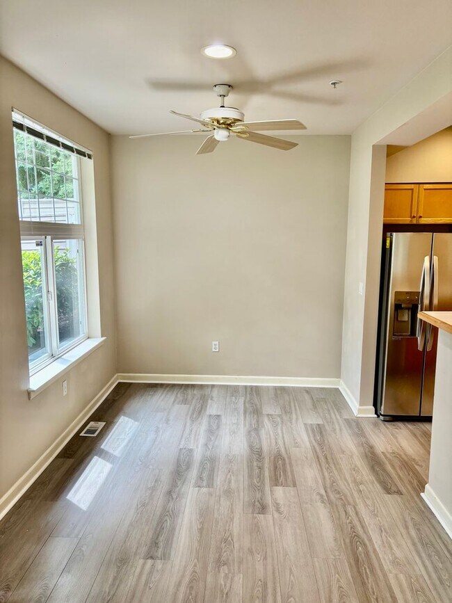 Building Photo - 2 Bed / 2 Bath Bellevue Condo $2,495/mo