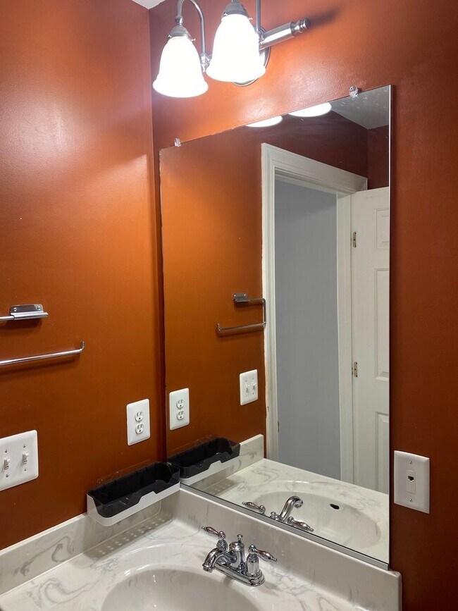 Building Photo - 3 Bedroom Townhome in Sterling, with a large complete loft on top floor