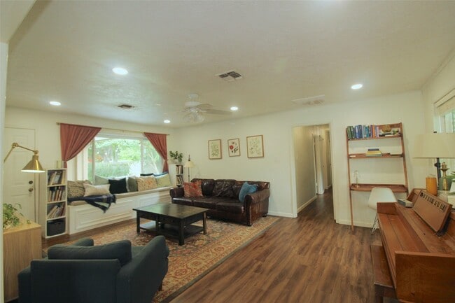 Building Photo - 1803 Oaklawn St