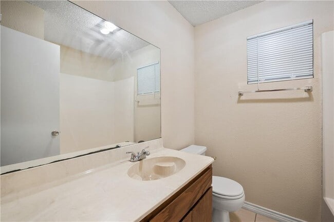 Building Photo - 906 Country Aire Dr