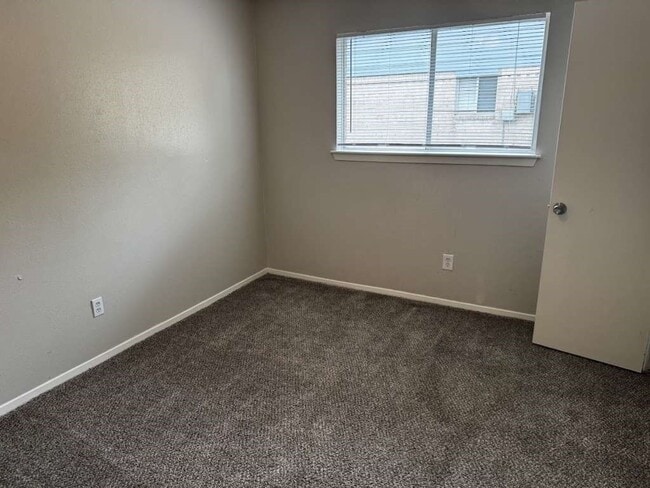 Building Photo - 327 Oakdale Dr