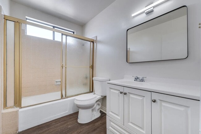 Building Photo - 540 E Hyde Park Pl