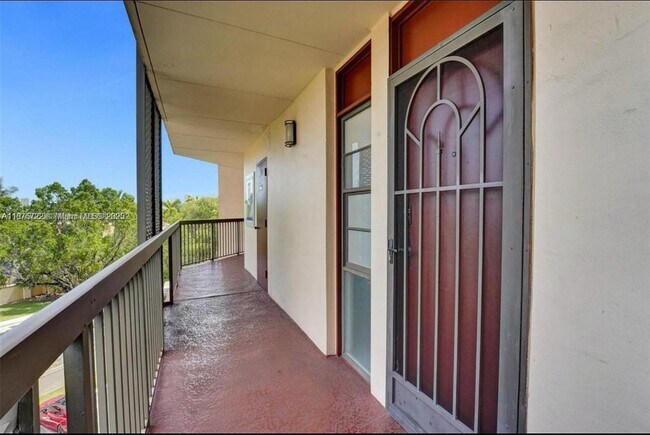 Building Photo - 3101 N Country Club Dr