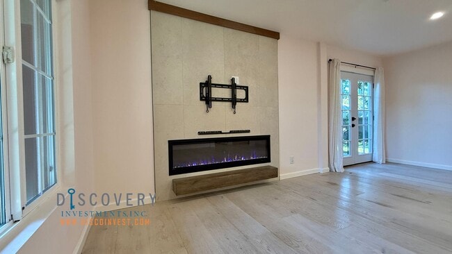 Building Photo - Your Ideal Modern Retreat with Enclosed Yard